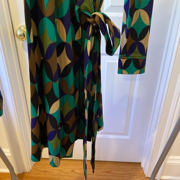 Retro print, multi-color wrap dress.  Polyester.  Size 6 - Picture 4 of 6